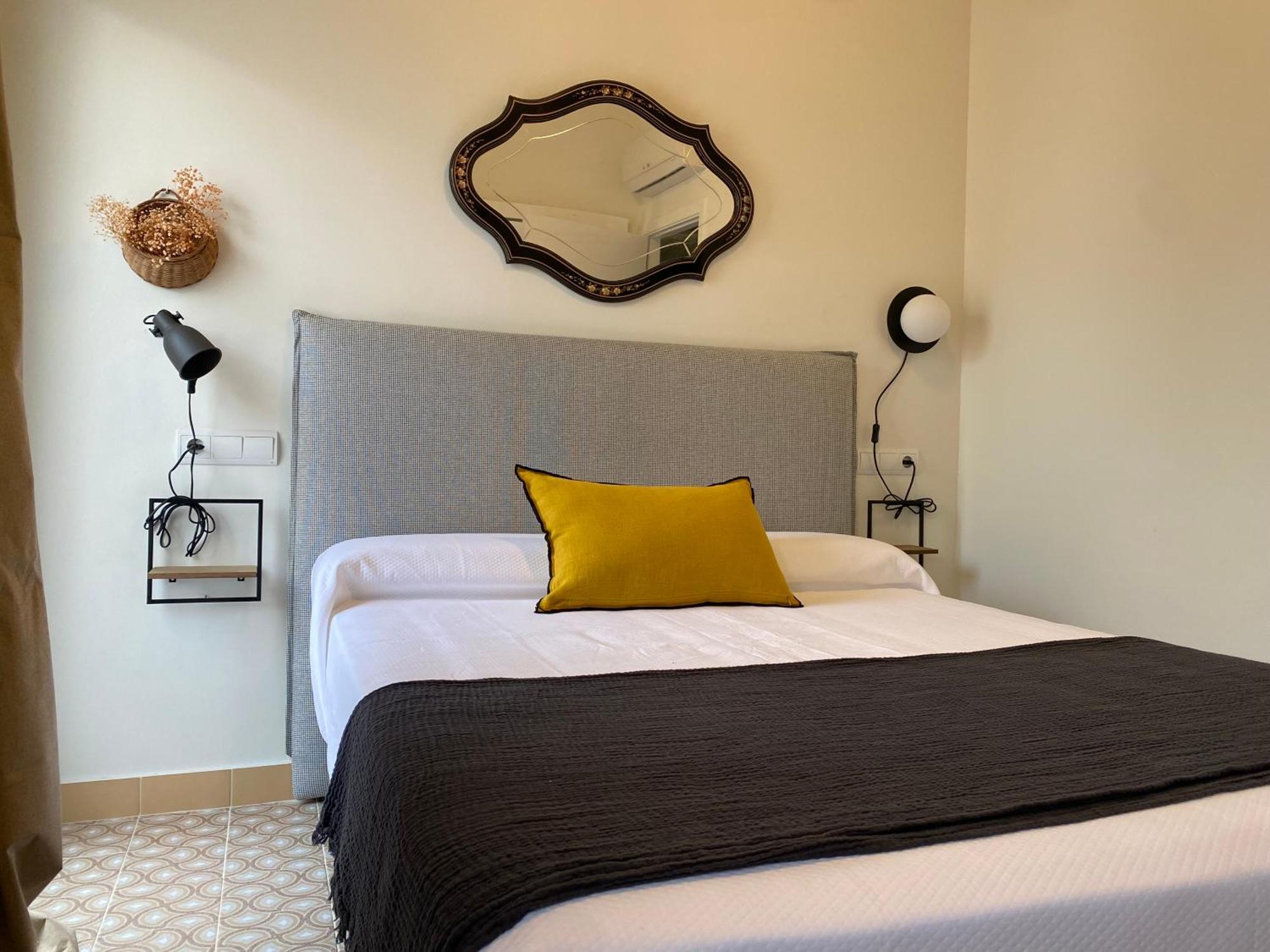 Les Filles Hotell Deltebre Exteriör bild